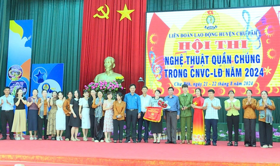 Ban tổ chức hội thi trao giải nhất toàn đoàn cho Liên Công đoàn cơ sở xã Nghĩa Hòa. Ảnh: Văn Cảnh Ban tổ chức hội thi trao giải nhất toàn đoàn cho Liên Công đoàn cơ sở xã Nghĩa Hòa. Ảnh: Văn Cảnh