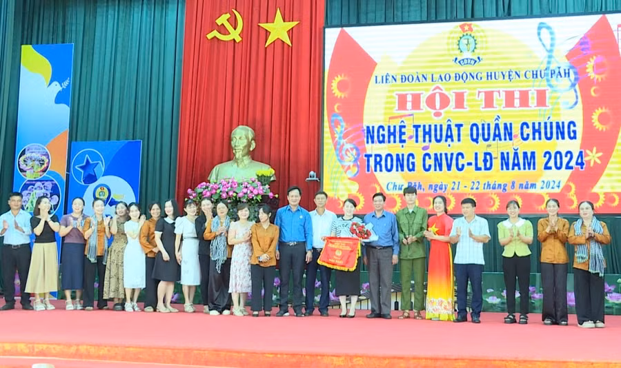 Ban tổ chức hội thi trao giải nhất toàn đoàn cho Liên Công đoàn cơ sở xã Nghĩa Hòa. Ảnh: Văn Cảnh