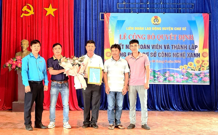 Chủ tịch LĐLĐ huyện Chư Sê Võ Công Hòa (bìa trái) trao quyết định thành lập và chúc mừng Ban Chấp hành Công đoàn cơ sở Công nghệ xanh. Ảnh: Đ.Y