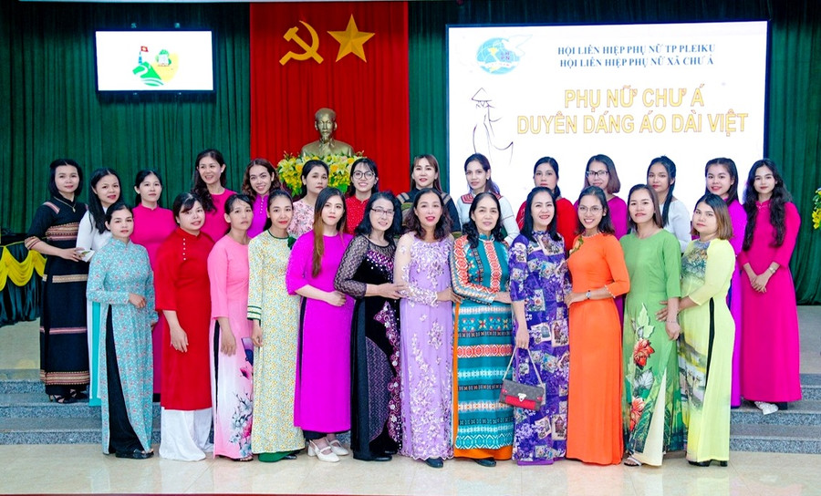 Phụ nữ xã Chư Á (TP. Pleiku) duyên dáng trong tà áo dài truyền thống. Ảnh: Đinh Yến