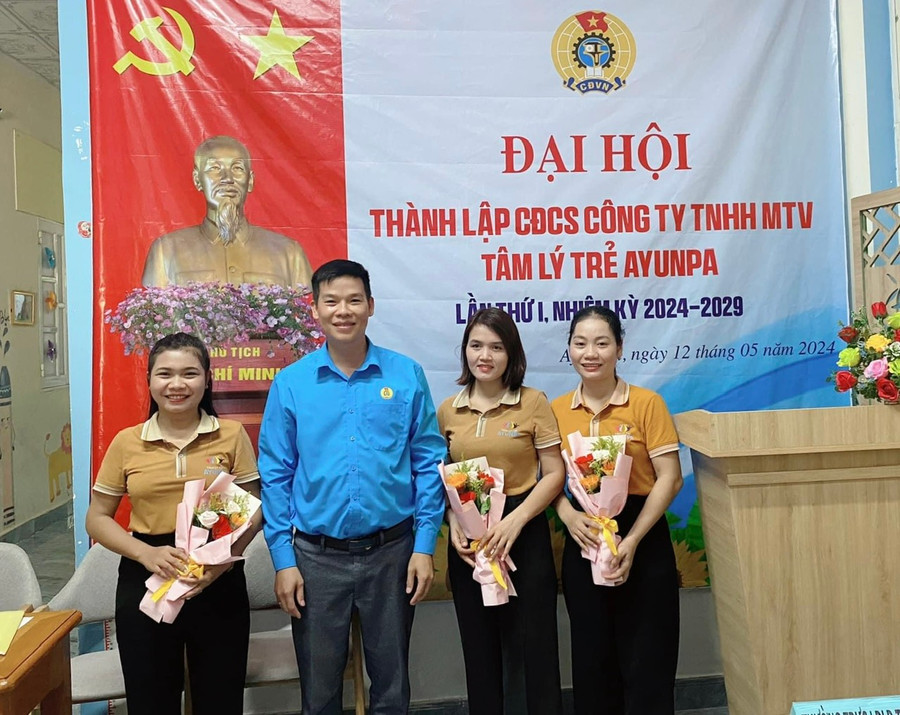 Ông Trần Bảo Lộc-Chủ tịch LĐLĐ thị xã Ayun Pa tặng hoa chúc mừng Ban Chấp hành Công đoàn cơ sở Công ty TNHH một thành viên Tâm lý trẻ Ayun Pa, nhiệm kỳ 2024-2029. Ảnh: Mỹ Phước