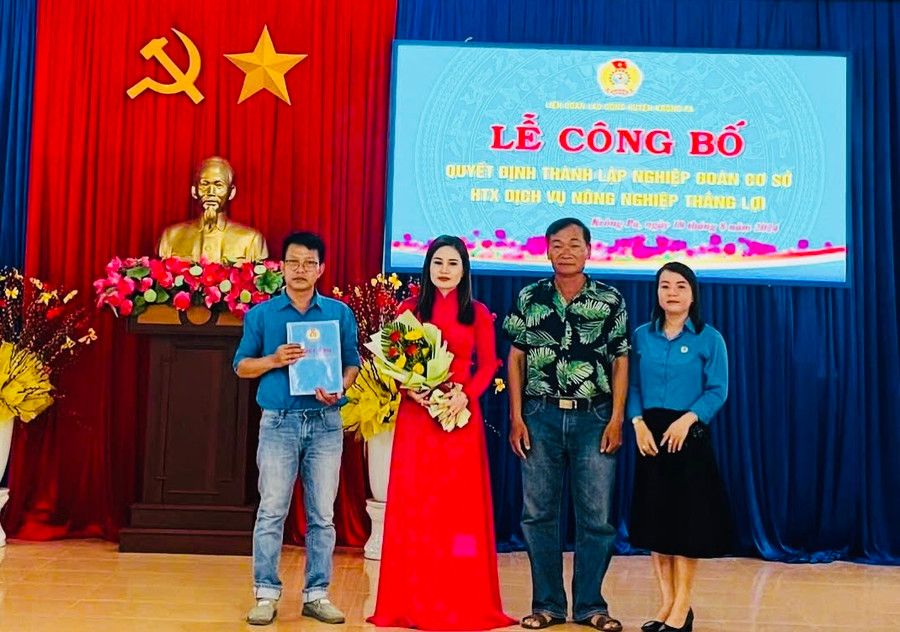 Chủ tịch LĐLĐ huyện Krông Pa Nguyễn Thị Đan Trinh (bìa phải) trao quyết định thành lập và chúc mừng Ban Chấp hành Nghiệp đoàn cơ sở HTX. Ảnh: Đan Trinh