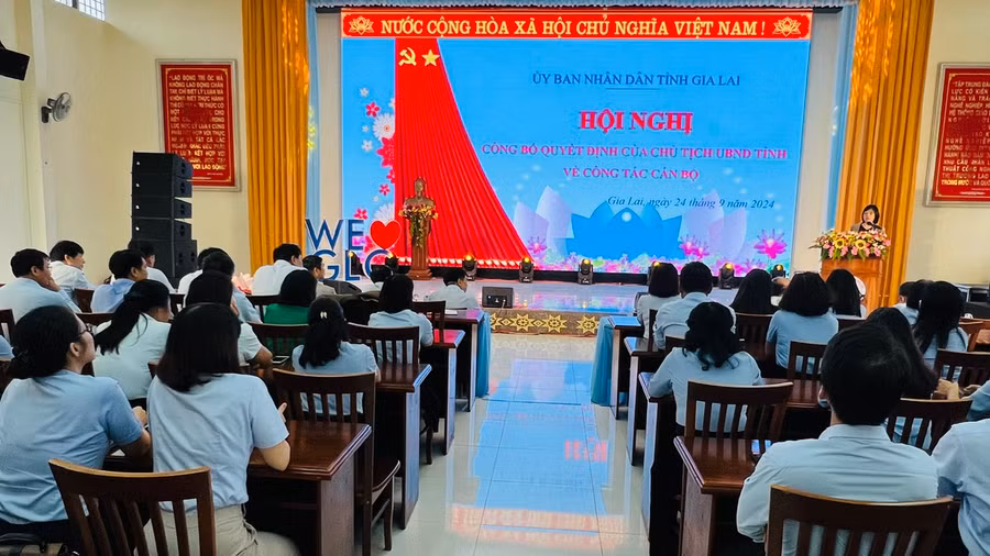 Quang cảnh lễ công bố Quyết định của Chủ tịch UBND tỉnh về công tác cán bộ tại Trường Cao đẳng Gia Lai. Ảnh: Đinh Yến