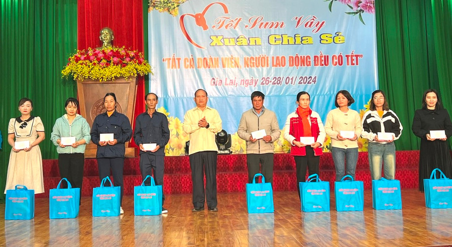 Phó Bí thư Tỉnh ủy Gia Lai Rah Lan Chung (thứ 5 từ trái sang) tặng quà cho đoàn viên, người lao động có hoàn cảnh khó khăn. Ảnh: Đinh Yến Phó Bí thư Tỉnh ủy Gia Lai Rah Lan Chung (thứ 5 từ trái sang) tặng quà cho đoàn viên, người lao động có hoàn cảnh khó khăn. Ảnh: Đinh Yến