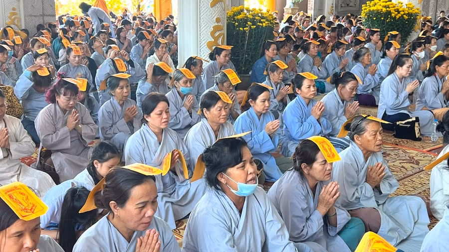 Người dân đội sớ cầu an rằm Tháng Giêng tại chùa Bửu Quang. Ảnh: Đinh Yến