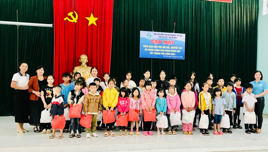 Câu lạc bộ “Mẹ đỡ đầu” của Hội Liên hiệp phụ nữ phường Yên Thế, thành phố Pleiku tặng quà cho em khuyết tật, mồ côi tại buổi gặp mặt nhân dịp Tết Trung thu 2024. Ảnh: Yên Thế Câu lạc bộ “Mẹ đỡ đầu” của Hội Liên hiệp phụ nữ phường Yên Thế, thành phố Pleiku tặng quà cho em khuyết tật, mồ côi tại buổi gặp mặt nhân dịp Tết Trung thu 2024. Ảnh: Yên Thế