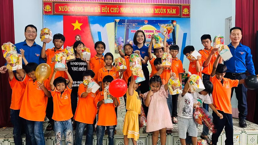 Đại diện Đoàn cơ sở Sở Lao động-Thương binh và Xã hội, Đoàn cơ sở Ngân hàng thương mại cổ phần Đầu tư và Phát triển Việt Nam (BIDV)-Chi nhánh Gia Lai và Đoàn cơ sở Cục thuế tỉnh tặng quà cho các em mồ côi. Ảnh: Đinh Yến