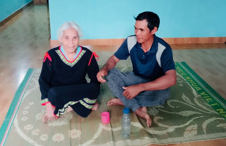 Bà H’Yat (làng Yăng 3, xã Ia Phí, huyện Chư Păh) trò chuyện với trưởng thôn AYung. Ảnh: Đinh Yến