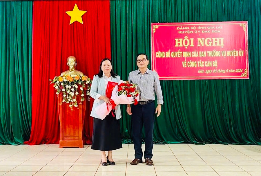 Đồng chí Bùi Thanh Bình - Phó Bí thư Huyện ủy, Chủ tịch UBND huyện Đak Đoa trao quyết định và tặng hoa chúc mừng đồng chí Nguyễn Thị Thúy Nga. Ảnh: Thu Huệ Đồng chí Bùi Thanh Bình - Phó Bí thư Huyện ủy, Chủ tịch UBND huyện Đak Đoa trao quyết định và tặng hoa chúc mừng đồng chí Nguyễn Thị Thúy Nga. Ảnh: Thu Huệ