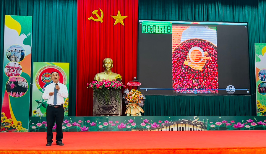 Thí sinh Phan Hữu Dương-hội viên Hội Nông dân thị trấn Ia Ly trình bày phần thi kiến thức tại Hội thi. Ảnh: Đinh Yến