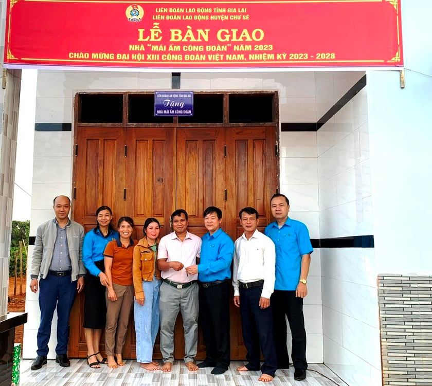 Liên đoàn Lao động huyện Chư Sê trao "Mái ấm Công đoàn" cho gia đình anh Siu Tích- đoàn viên khó khăn về nhà ở thuộc Công đoàn cơ sở xã Al Bá. Ảnh: Đinh Yến Liên đoàn Lao động huyện Chư Sê trao "Mái ấm Công đoàn" cho gia đình anh Siu Tích- đoàn viên khó khăn về nhà ở thuộc Công đoàn cơ sở xã Al Bá. Ảnh: Đinh Yến