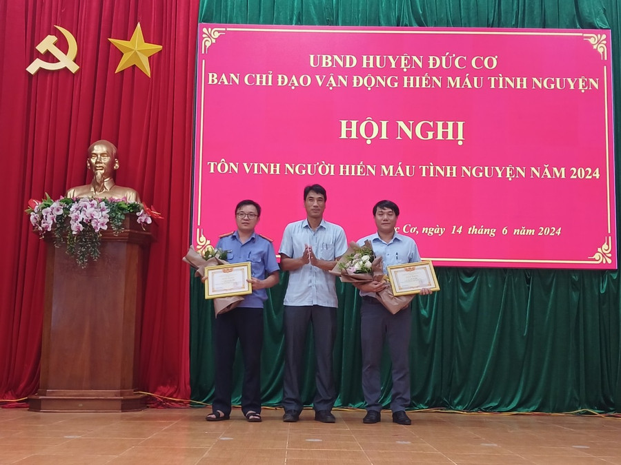 Đồng chí Siu Luynh (giữa)-Phó Chủ tịch UBND huyện Đức Cơ trao cúp tôn vinh cho các cá nhân có thành tích xuất sắc trong công tác tham gia hiến máu tình nguyện năm 2024. Ảnh: Thanh Tịnh