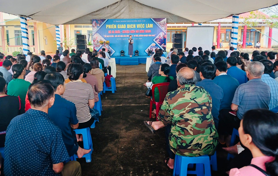 Quang cảnh phiên giao dịch việc làm. Ảnh: Thanh Tịnh Quang cảnh phiên giao dịch việc làm. Ảnh: Thanh Tịnh