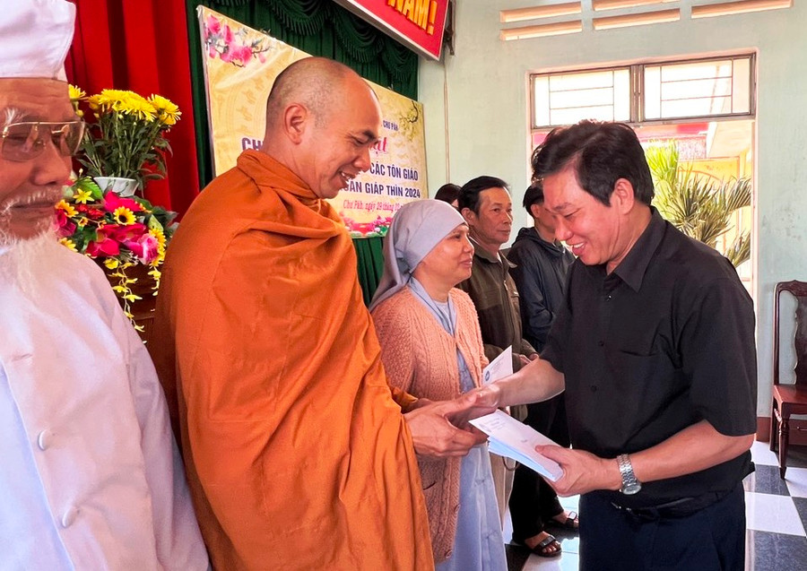 Phó Bí thư Thường trực Huyện ủy Chư Păh Nguyễn Quang Trường tặng quà các vị chức sắc, chức việc tôn giáo trên địa bàn huyện. Ảnh: Đinh Yến
