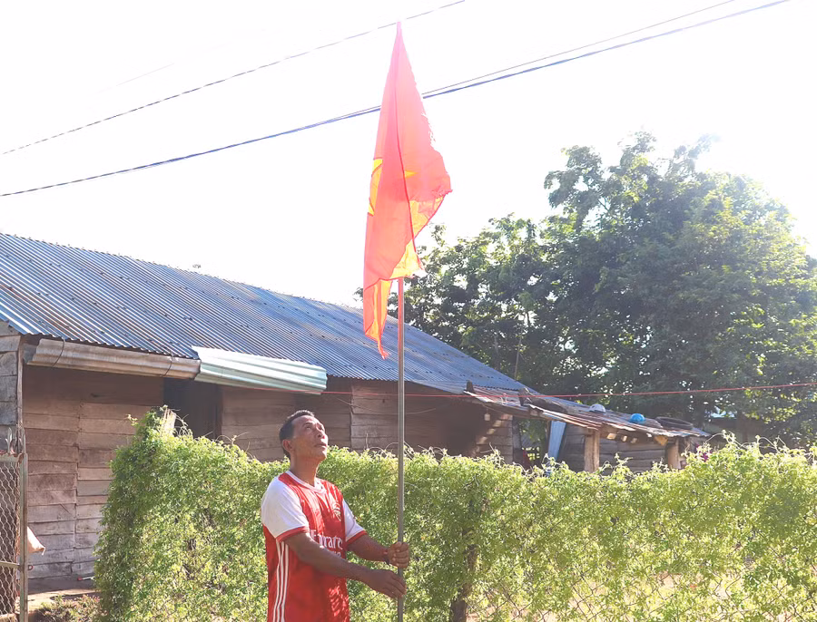 Anh Siu Mai-Trưởng thôn Plei Ơi (xã Ayun Hạ, huyện Phú Thiện) không khỏi bồi hồi, xúc động khi tự tay cắm lá cờ đỏ sao vàng trong ngày Tết Độc Lập. Ảnh: Lạc Hà Anh Siu Mai-Trưởng thôn Plei Ơi (xã Ayun Hạ, huyện Phú Thiện) không khỏi bồi hồi, xúc động khi tự tay cắm lá cờ đỏ sao vàng trong ngày Tết Độc Lập. Ảnh: Lạc Hà