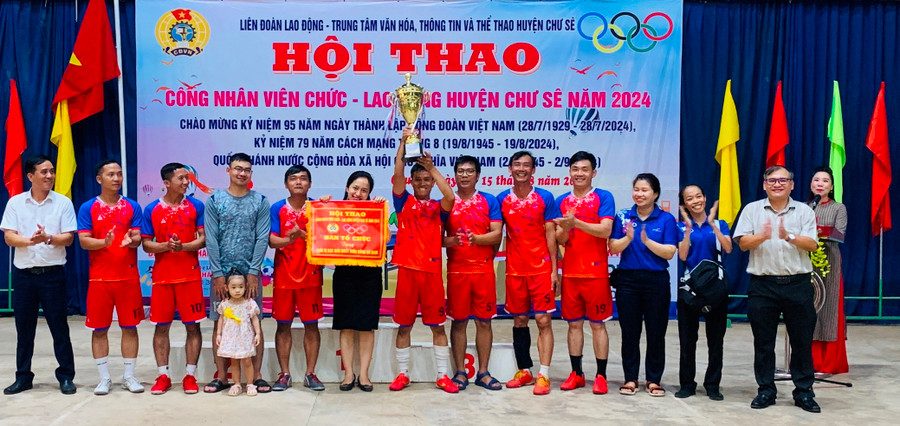 Liên quân Công đoàn các trường học và Công đoàn xã Ia Pal giành giải nhất. Ảnh: Đ.Y