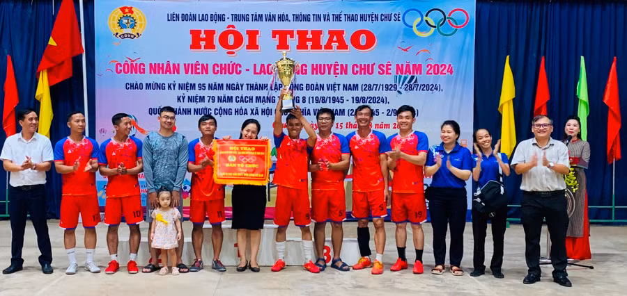 Liên quân Công đoàn các trường học và Công đoàn xã Ia Pal giành giải nhất. Ảnh: Đ.Y