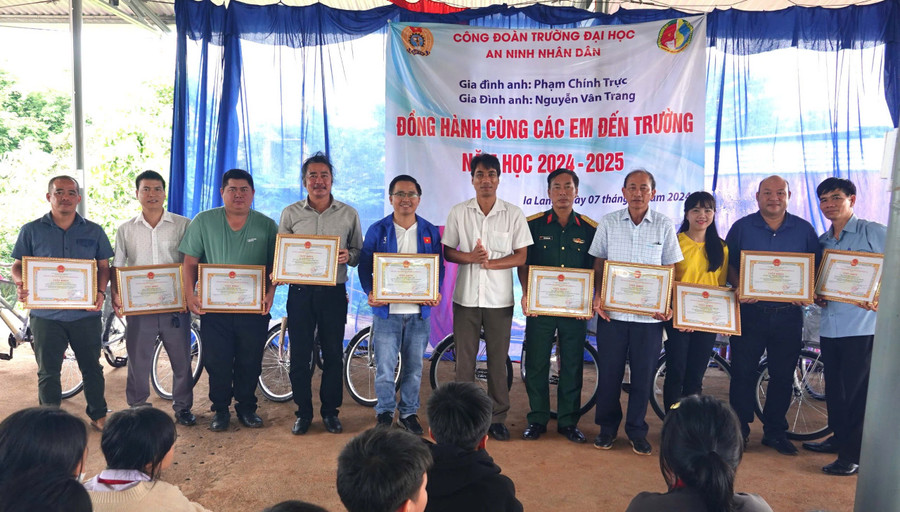 Phó Chủ tịch UBND huyện Đức Cơ Siu Luynh (thứ 6 từ phải qua) trao giấy khen cho tập thể, cá nhân trong và ngoài tỉnh đã tích cực tham gia các hoạt động thiện nguyện, khuyến học giúp học sinh hoàn cảnh khó khăn của huyện có thêm điều kiện đến trường. Ảnh: Đ.Y Phó Chủ tịch UBND huyện Đức Cơ Siu Luynh (thứ 6 từ phải qua) trao giấy khen cho tập thể, cá nhân trong và ngoài tỉnh đã tích cực tham gia các hoạt động thiện nguyện, khuyến học giúp học sinh hoàn cảnh khó khăn của huyện có thêm điều kiện đến trường. Ảnh: Đ.Y