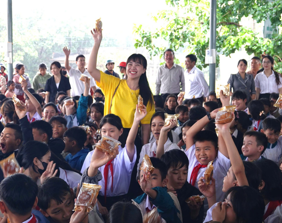 Đoàn thiện nguyện tặng bánh trung thu cho học sinh trên địa bàn huyện. Ảnh: Đ.Y Đoàn thiện nguyện tặng bánh trung thu cho học sinh trên địa bàn huyện. Ảnh: Đ.Y
