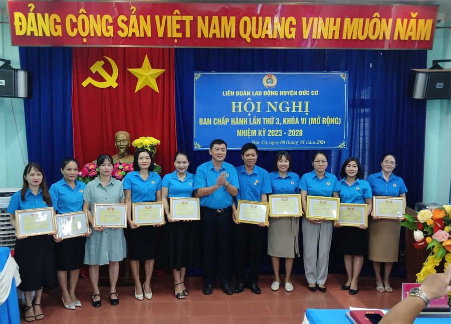 Ông Hồ Đình Kỳ (thứ 6 từ phải qua)-Chủ tịch LĐLĐ huyện Đức Cơ tặng giấy khen cho tập thể, cá nhân đã có thành tích xuất sắc trong hoạt động Công đoàn năm 2023. Ảnh: Thanh Tịnh Ông Hồ Đình Kỳ (thứ 6 từ phải qua)-Chủ tịch LĐLĐ huyện Đức Cơ tặng giấy khen cho tập thể, cá nhân đã có thành tích xuất sắc trong hoạt động Công đoàn năm 2023. Ảnh: Thanh Tịnh