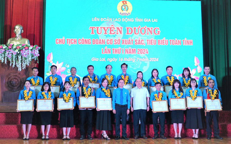 Phó Bí thư Tỉnh ủy Gia Lai Rah Lan Chung (thứ 5 từ phải sang) và Chủ tịch LĐLĐ tỉnh Nguyễn Hoàng Phong ( thứ 6 từ phải sang) tặng bằng khen và hoa cho các Chủ tịch CĐCS tại buổi tuyên dương. Ảnh: Đinh Yến Phó Bí thư Tỉnh ủy Gia Lai Rah Lan Chung (thứ 5 từ phải sang) và Chủ tịch LĐLĐ tỉnh Nguyễn Hoàng Phong ( thứ 6 từ phải sang) tặng bằng khen và hoa cho các Chủ tịch CĐCS tại buổi tuyên dương. Ảnh: Đinh Yến