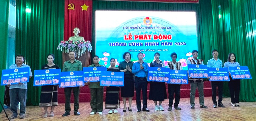 LĐLĐ tỉnh trích từ Quỹ Xã hội 500 triệu đồng hỗ trợ xây 10 nhà “Mái ấm Công đoàn” cho 10 đoàn viên khó khăn về nhà ở thuộc LĐLĐ các huyện Ia Grai, Chư Prông, Đức Cơ, Kông Chro, Đak Pơ, Kbang, Krông Pa và Công đoàn Ngành Nông nghiệp và PTNT. Ảnh: Đinh Yến LĐLĐ tỉnh trích từ Quỹ Xã hội 500 triệu đồng hỗ trợ xây 10 nhà “Mái ấm Công đoàn” cho 10 đoàn viên khó khăn về nhà ở thuộc LĐLĐ các huyện Ia Grai, Chư Prông, Đức Cơ, Kông Chro, Đak Pơ, Kbang, Krông Pa và Công đoàn Ngành Nông nghiệp và PTNT. Ảnh: Đinh Yến