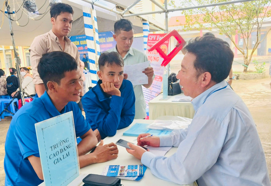 Trường Cao đẳng Gia Lai tuyên truyền hướng nghiệp nghề cho thanh niên, học sinh tại phiên giao dịch việc làm. Ảnh: Thanh Tịnh Trường Cao đẳng Gia Lai tuyên truyền hướng nghiệp nghề cho thanh niên, học sinh tại phiên giao dịch việc làm. Ảnh: Thanh Tịnh