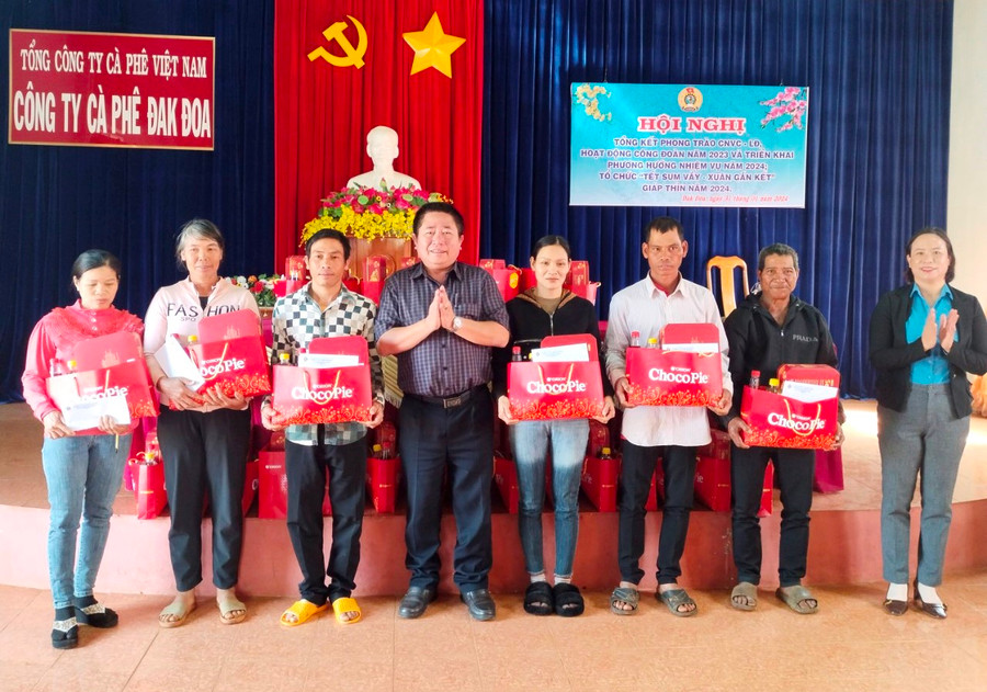 Ông Dương Đình Kháng (thứ 4 từ trái sang)-Quyền Giám đốc Công ty tặng quà cho công nhân có hoàn cảnh đặc biệt khó khăn. Ảnh: Đinh Yến Ông Dương Đình Kháng (thứ 4 từ trái sang)-Quyền Giám đốc Công ty tặng quà cho công nhân có hoàn cảnh đặc biệt khó khăn. Ảnh: Đinh Yến