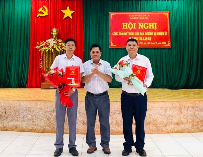 Đồng chí Nguyễn Hữu Thọ (giữa)-Bí thư Huyện ủy, Chủ tịch HĐND huyện Đak Đoa trao quyết định và tặng hoa chúc mừng 2 đồng chí Đỗ Thành Việt và Lê Anh Hùng. Ảnh: Thu Huệ Đồng chí Nguyễn Hữu Thọ (giữa)-Bí thư Huyện ủy, Chủ tịch HĐND huyện Đak Đoa trao quyết định và tặng hoa chúc mừng 2 đồng chí Đỗ Thành Việt và Lê Anh Hùng. Ảnh: Thu Huệ