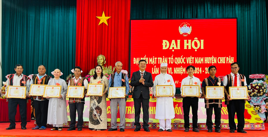 Chủ tịch UBND huyện Chư Păh tặng giấy khen cho các tập thể và cá nhân đã có thành tích xuất sắc trong công tác phối hợp tuyên truyền, vận động Nhân dân và hoạt động Mặt trận, nhiệm kỳ 2019-2024. Ảnh: Đinh Yến