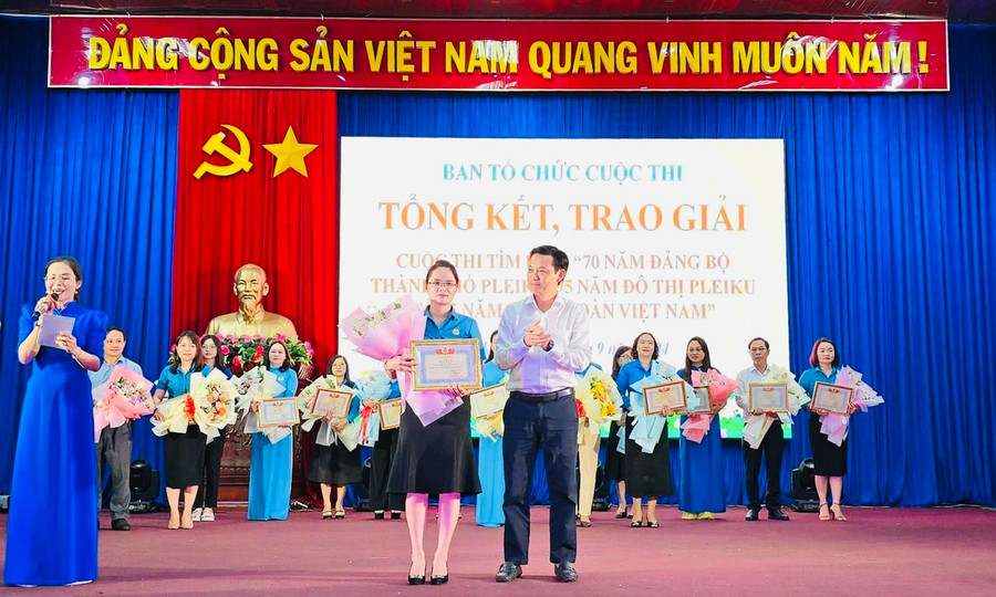 Chủ tịch UBND TP. Pleiku Đỗ Việt Hưng (bìa phải) trao giải nhất Cuộc thi cho cô giáo Phan Thị Hợp-đoàn viên Công đoàn cơ sở Trường Tiểu học Cù Chính Lan. Ảnh: Đinh Yến Chủ tịch UBND TP. Pleiku Đỗ Việt Hưng (bìa phải) trao giải nhất Cuộc thi cho cô giáo Phan Thị Hợp-đoàn viên Công đoàn cơ sở Trường Tiểu học Cù Chính Lan. Ảnh: Đinh Yến