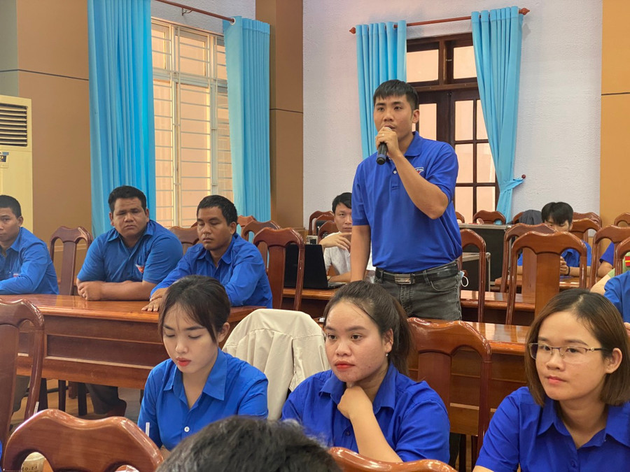 Đoàn viên, thanh niên nêu ý kiến tại buổi đối thoại. Ảnh: Đinh Yến Đoàn viên, thanh niên nêu ý kiến tại buổi đối thoại. Ảnh: Đinh Yến