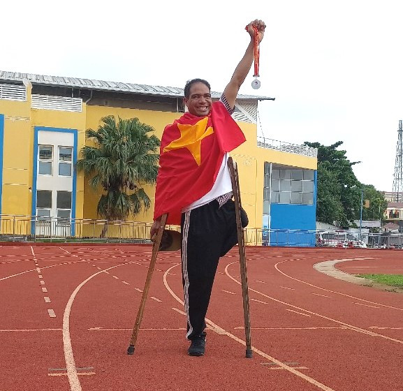 Anh Rcom Hoanh vui mừng chiến thắng với huy chương vàng ở bộ môn phóng lao năm 2022. Ảnh: Nay Gôn Anh Rcom Hoanh vui mừng chiến thắng với huy chương vàng ở bộ môn phóng lao năm 2022. Ảnh: Nay Gôn