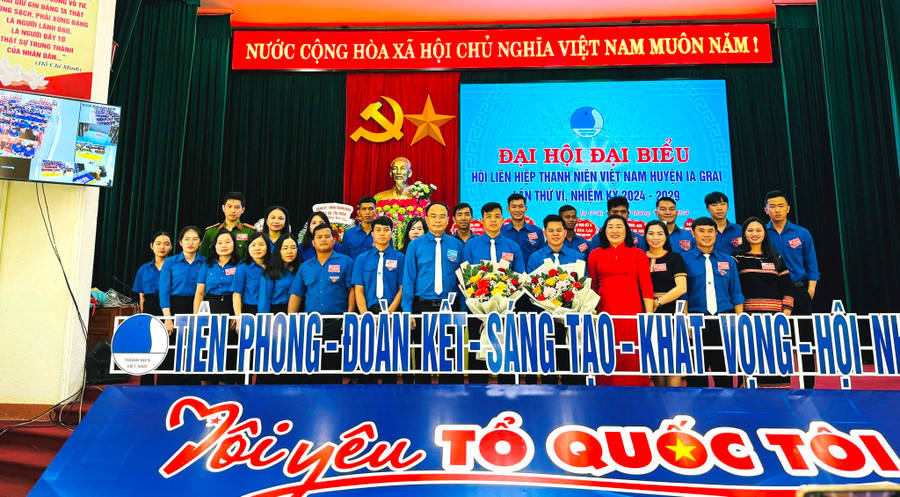 Ủy ban Hội LHTN Việt Nam huyện Ia Grai khóa VI ra mắt tại Đại hội. Ảnh: Minh Thoan Ủy ban Hội LHTN Việt Nam huyện Ia Grai khóa VI ra mắt tại Đại hội. Ảnh: Minh Thoan