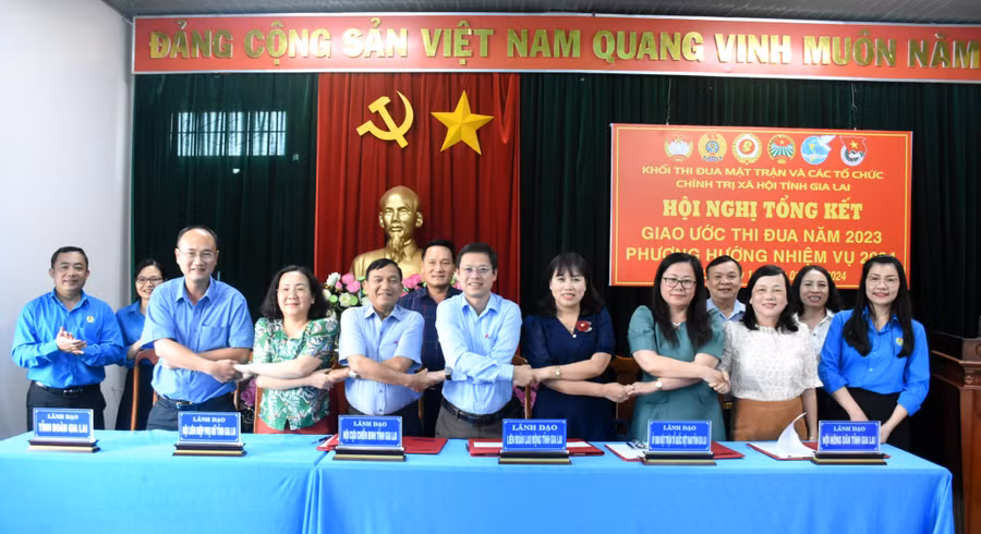 Các đơn vị trong Khối thi đua ký kết giao ước thi đua năm 2024. Ảnh: Đinh Yến