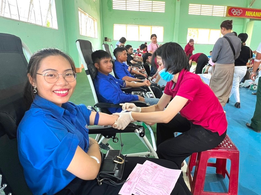 Các tình nguyện viên tham gia hiến máu. Ảnh: Đinh Yến