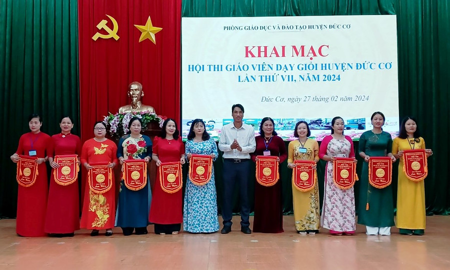 Phó Chủ tịch UBND huyện Đức Cơ Siu Luynh (thứ 6 từ trái sang) trao cờ lưu niệm cho các thí sinh tham gia Hội thi. Ảnh: Huy Tịnh Phó Chủ tịch UBND huyện Đức Cơ Siu Luynh (thứ 6 từ trái sang) trao cờ lưu niệm cho các thí sinh tham gia Hội thi. Ảnh: Huy Tịnh