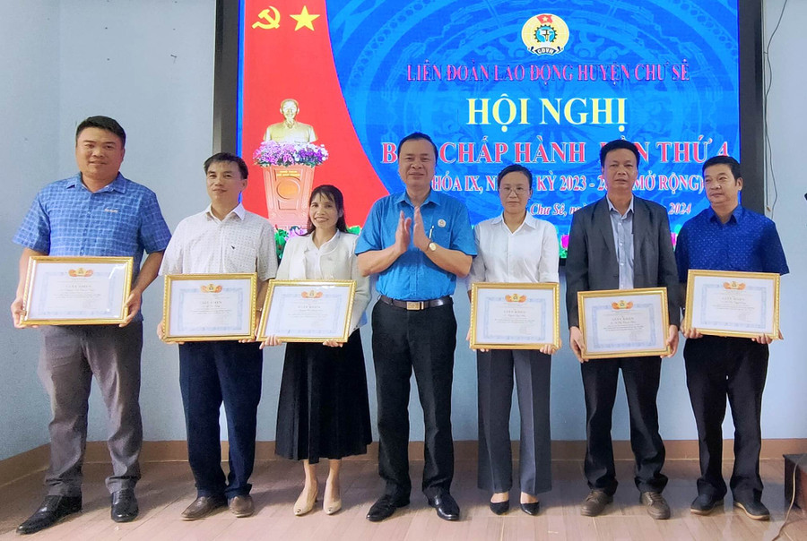 Phó Chủ tịch LĐLĐ huyện Bùi Sơn Hà (thứ 4 từ phải qua) trao giấy khen cho tập thể, cá nhân xuất sắc trong công tác Công đoàn, năm học 2023-2024. Ảnh: Đinh Yến Phó Chủ tịch LĐLĐ huyện Bùi Sơn Hà (thứ 4 từ phải qua) trao giấy khen cho tập thể, cá nhân xuất sắc trong công tác Công đoàn, năm học 2023-2024. Ảnh: Đinh Yến