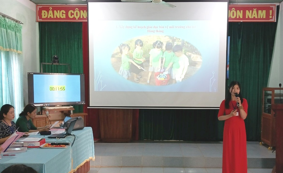 Thí sinh tham gia phần thi trình bày biện pháp nâng cao chất lượng giảng dạy. Ảnh: Huy Tịnh Thí sinh tham gia phần thi trình bày biện pháp nâng cao chất lượng giảng dạy. Ảnh: Huy Tịnh