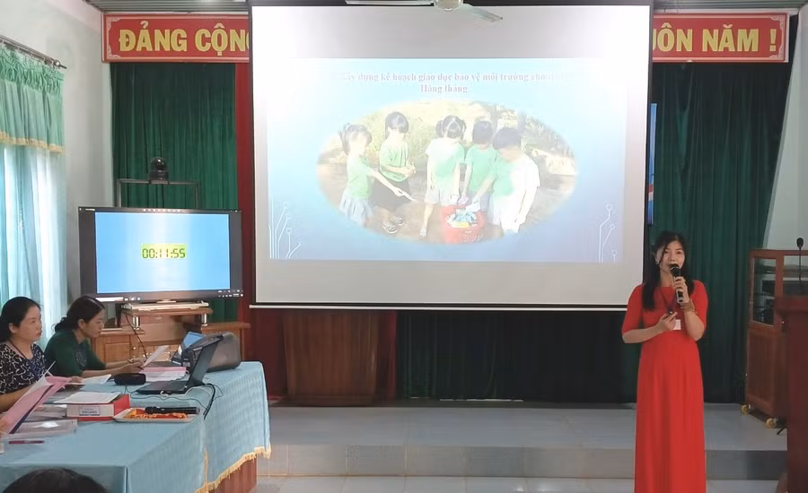 Thí sinh tham gia phần thi trình bày biện pháp nâng cao chất lượng giảng dạy. Ảnh: Huy Tịnh