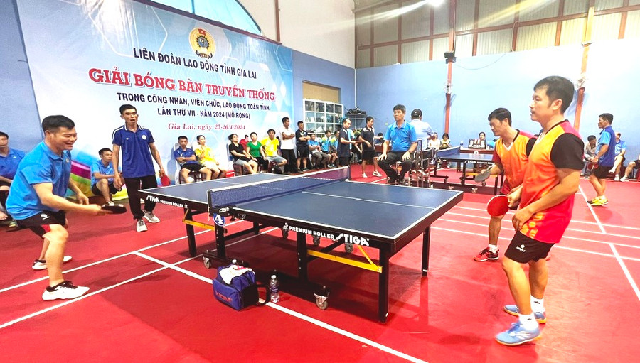 Các vận động viên đang tranh tài tại giải bóng bàn. Ảnh: Đinh Yến Các vận động viên đang tranh tài tại giải bóng bàn. Ảnh: Đinh Yến
