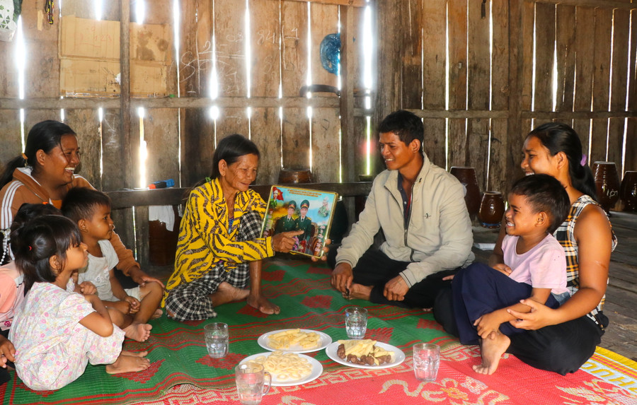 Gia đình bà Đinh Thị HRốch (làng Đê Chơ Gang, xã Phú An, huyện Đak Pơ) quây quần trò chuyện về những năm tháng tham gia hoạt động cách mạng và ý nghĩa của Tết Độc lập của dân tộc. Ảnh: Ngọc Minh