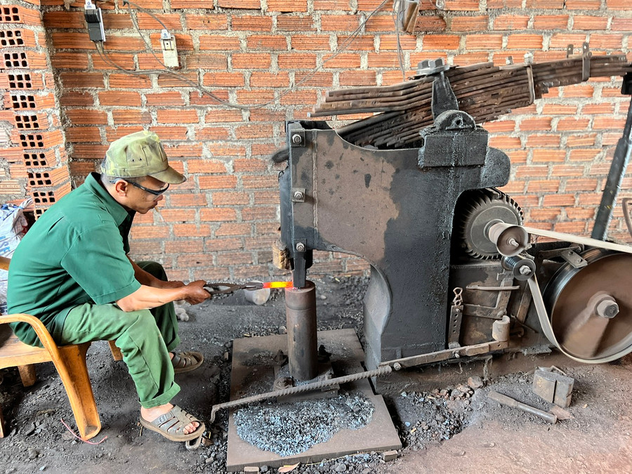 Ông Lê Ngọc dùng máy búa đập bằng điện để tạo ra sản phẩm dao cạo mủ cao su. Ảnh: Đinh Yến Ông Lê Ngọc dùng máy búa đập bằng điện để tạo ra sản phẩm dao cạo mủ cao su. Ảnh: Đinh Yến