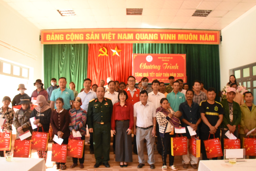 Đoàn tặng quà cho hộ nghèo xã Đak Sơ Mei, huyện Đak Đoa. Ảnh: Đinh Yến Đoàn tặng quà cho hộ nghèo xã Đak Sơ Mei, huyện Đak Đoa. Ảnh: Đinh Yến