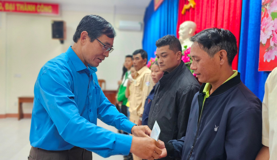 Chủ tịch LĐLĐ TP. Pleiku Đỗ Xuân Quý tặng quà cho đoàn viên khó khăn. Ảnh: Đinh Yến