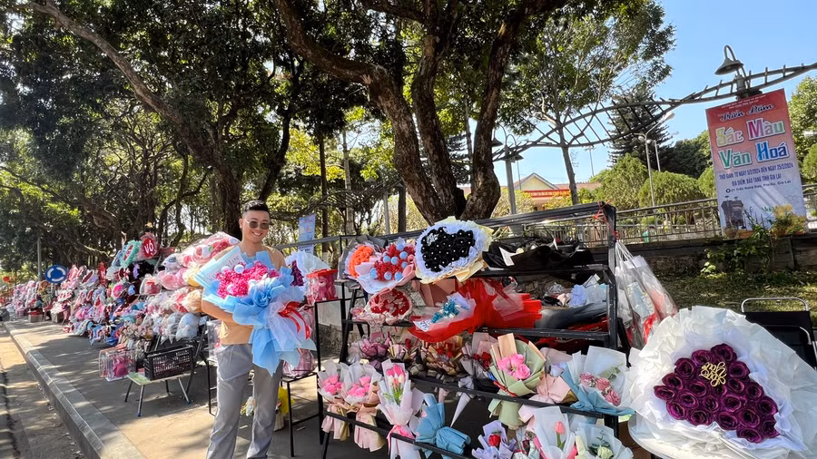 Anh Đinh Đại Đăng bày bán hoa khô và chocolate trên đường Phan Đình Phùng (gần ngã ba Hoa Lư) cho biết giá cả các mặt hàng cho ngày Valentine năm nay rất phải chăng, từ 30.000 đồng đến 1 triệu đồng/món quà. Ảnh: Đinh Yến Anh Đinh Đại Đăng bày bán hoa khô và chocolate trên đường Phan Đình Phùng (gần ngã ba Hoa Lư) cho biết giá cả các mặt hàng cho ngày Valentine năm nay rất phải chăng, từ 30.000 đồng đến 1 triệu đồng/món quà. Ảnh: Đinh Yến