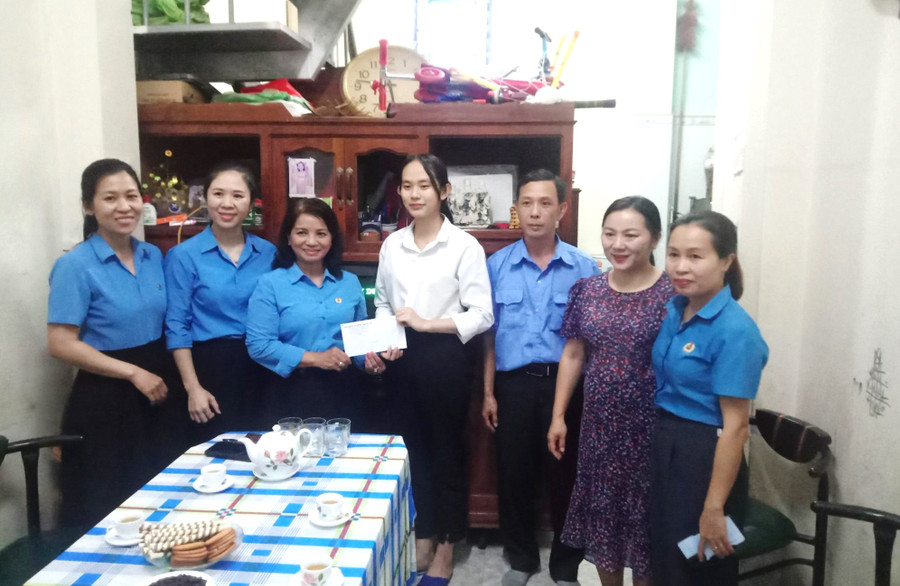 LĐLĐ tỉnh trao học bổng cho các em học sinh là con công nhân, lao động có hoàn cảnh khó khăn, vượt khó học giỏi năm học 2023-2024. Ảnh: Đinh Yến LĐLĐ tỉnh trao học bổng cho các em học sinh là con công nhân, lao động có hoàn cảnh khó khăn, vượt khó học giỏi năm học 2023-2024. Ảnh: Đinh Yến