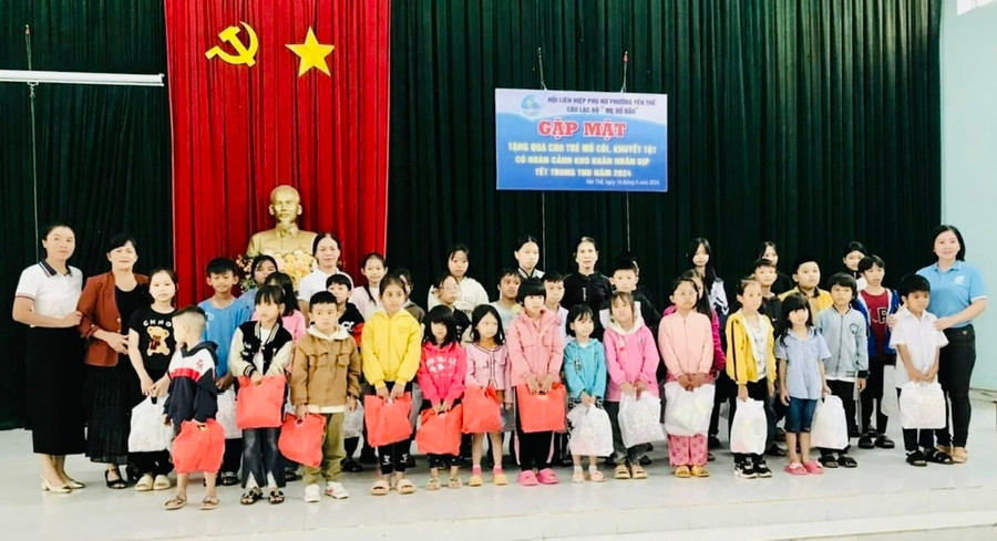 Câu lạc bộ "Mẹ đỡ đầu" tặng quà cho trẻ em khuyết tật, mồ côi. Ảnh: Yên Thế Câu lạc bộ "Mẹ đỡ đầu" tặng quà cho trẻ em khuyết tật, mồ côi. Ảnh: Yên Thế