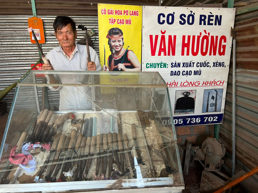 Ông Phạm Văn Hường bên các loại dao cạo mủ cao su do mình chế tạo ra. Ảnh: Đinh Yến Ông Phạm Văn Hường bên các loại dao cạo mủ cao su do mình chế tạo ra. Ảnh: Đinh Yến