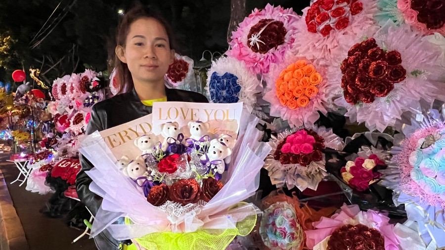 Những gói quà kết với hình gấu bông có giá từ 100-300 ngàn đồng trở lên. Ảnh: Đinh Yến Những gói quà kết với hình gấu bông có giá từ 100-300 ngàn đồng trở lên. Ảnh: Đinh Yến